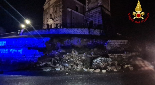 Maltempo, crolla nella notte il muro di contenimento della chiesa di Gallio