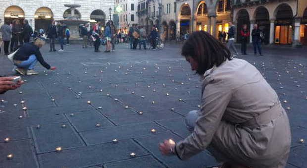 Migranti morti, la Moretti accende 700 lumini in centro a Padova