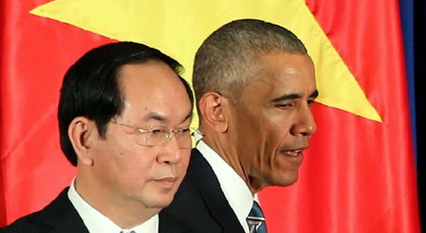 Obama in visita in Vietnam: «Dopo 50 anni via l'embargo per la vendita di armi»