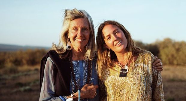 Kuki Gallmann con la figlia Sveva in Kenya