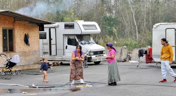 Reddito di cittadinanza, i Rom del campo nomadi: «Lo vogliamo anche noi, è un nostro diritto»