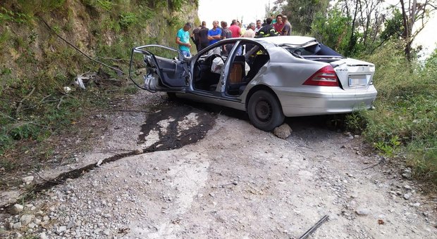 Salerno, auto caduta nel dirupo: è morta la 43enne amica di famiglia