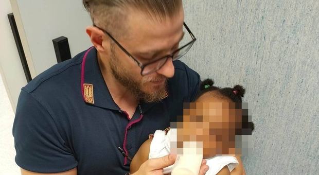 La mamma viene ricoverata in ospedale, il poliziotto si prende cura della figlia allattandola