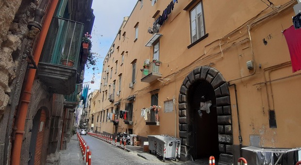 Napoli, occupazioni abusive a Pizzofalcone: blitz della Municipale, nuove denunce e sigilli con la colla