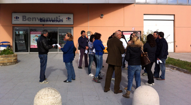 Chiusura del Carrefour, domani sciopero e presidio dei lavoratori nel piazzale della sede della Regione Marche