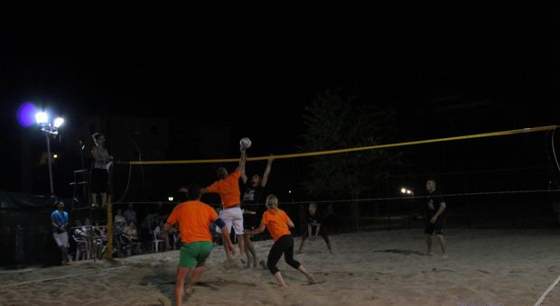 Una fase del beach volley al Coriandolo
