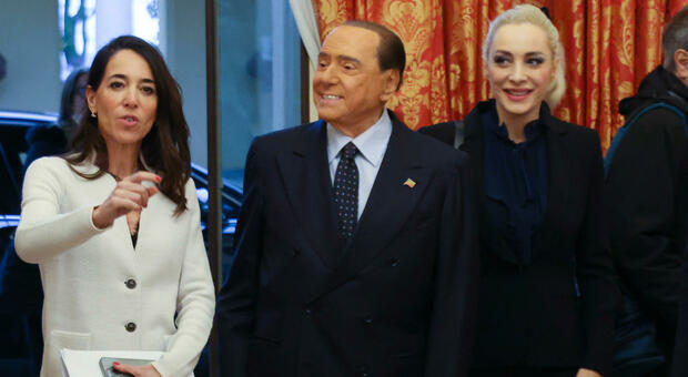 Berlusconi dimesso oggi, Marta Fascina la semi-moglie infermiera e il partito allo sbando. Lui: « Non vedo l’ora di indossare un doppiopetto »