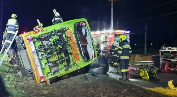Flixbus Berlino-Trieste si ribalta sulla superstrada: morta una ragazza di 19 anni, 3 italiani feriti