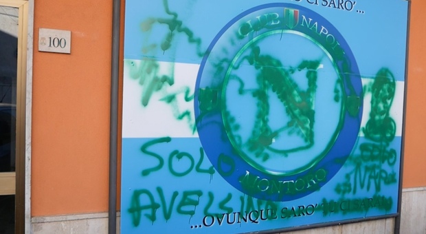 Raid vandalico ai danni del Napoli Club, imbrattato l'ingresso