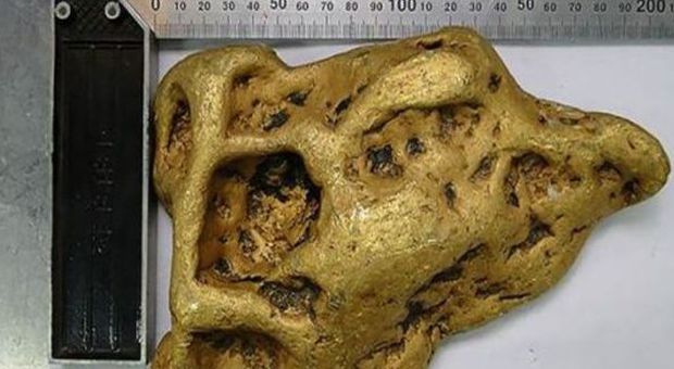 Trovato in Siberia l'"orecchio del diavolo", la pepita d'oro gigante che pesa quasi 7 chili