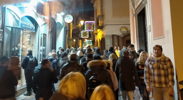 Luci d'artista a Salerno tra folla e caos: «Maxi tappo ai Mercanti, siamo prigionieri»