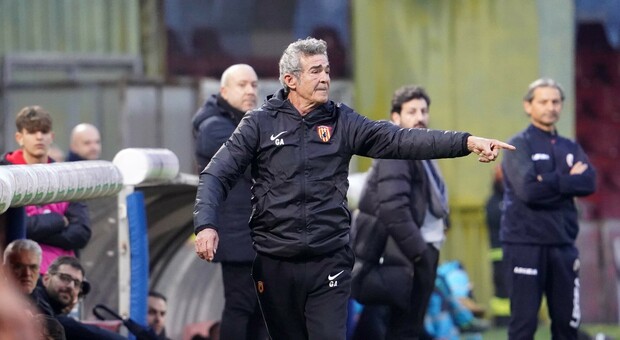 L'allenatore del Benevento Gaetano Auteri
