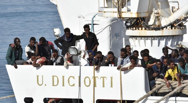 Migranti, la nave Diciotti sta arrivando a Trapani: molo ancora vuoto e nessuna accoglienza