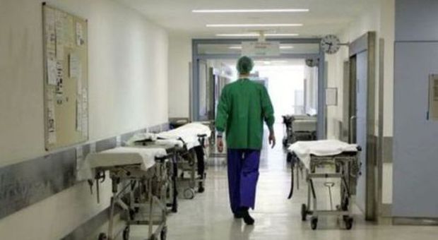 Orrore in ospedale: l'infermiera fa il selfie col cadavere, licenziata e accusata di omicidio