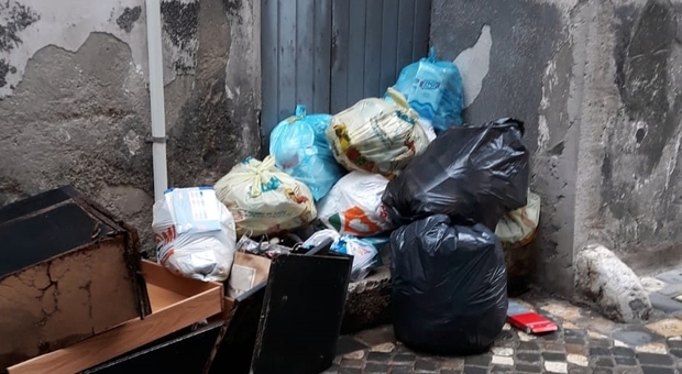 Foligno, inseguito dai residenti di via Santa Caterina mentre cerca di abbandonare il sacco dell’immondizia