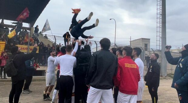 Una città in festa: giallorossi (gallipolini) promossi in Eccellenza dopo la vittoria contro l'Avetrana. Il video