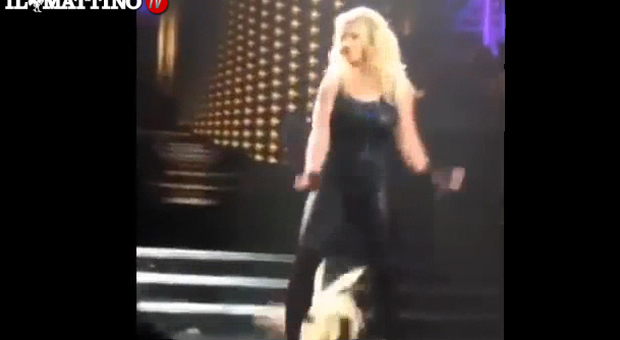 Britney Spears, incidente sul palco: l'extension si stacca durante l'esibizione | Video
