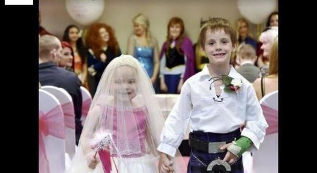 Bimba di 5 anni malata di tumore "sposa" il suo migliore amico