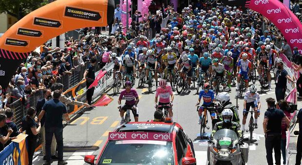 La partenza dl Giro a Notaresco Covid, il Giro d'Italia attraversa la zona rossa di Celano: rischio assembramenti