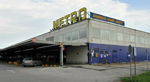 Fa risparmiare 280 euro ai clienti, dipendente del supermercato licenziato si suicida dopo dieci giorni. La famiglia fa causa