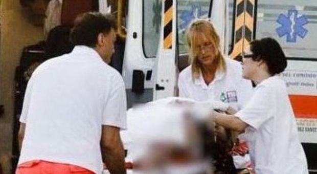 Il bambino è stato soccorso da un'ambulanza e portato in ospedale