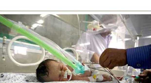 Gaza, morta la bimba salvata dal grembo della mamma: "Uccisa da un salto di corrente in ospedale"
