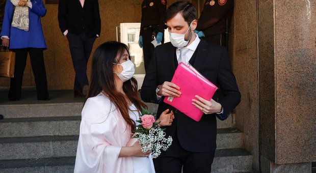 Ai matrimoni via l'obbligo della mascherina per gli sposi: torneranno a baciarsi sull'altare