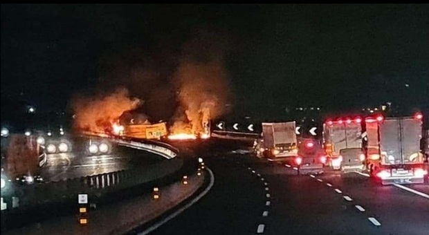 Incendio camion in A14 a Pesaro: un morto. Esplosioni e lamiere incandescenti sul cavalcavia