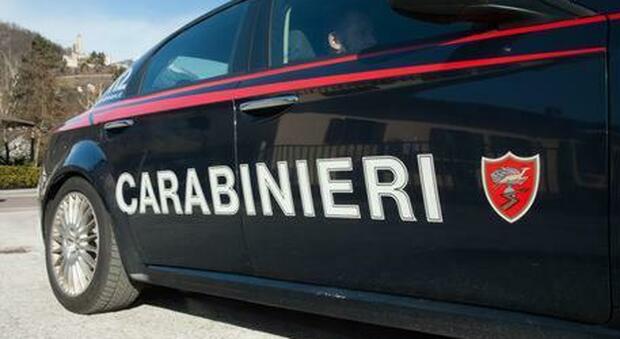 Agli arresti domiciliari, implora i carabinieri di arrestarlo: «Non ce la faccio più a vivere in casa con mia suocera»