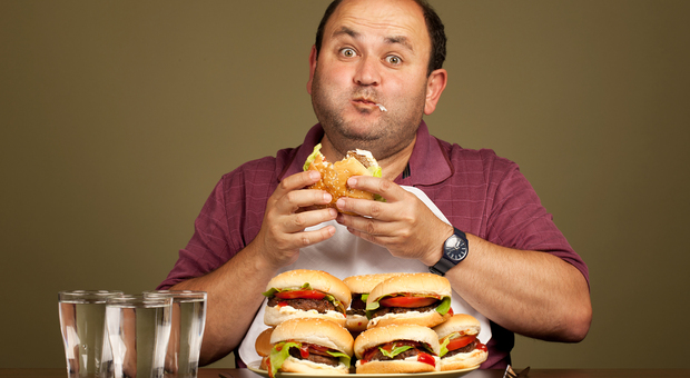 Dieta, gli errori che fanno ingrassare gli uomini: stop ad alcol, sale e dolci