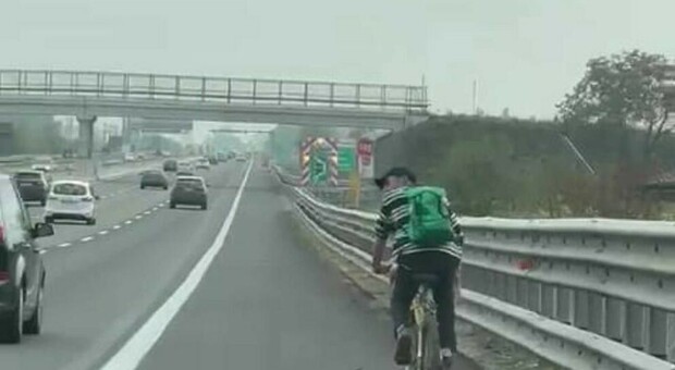 Un uomo in bicicletta in autostrada: incredibile sull'A1, poi scavalca il guard rail e scappa