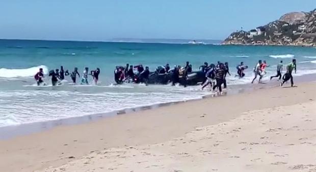 Migranti, assalto alle coste spagnole, 700 respinti. Il Viminale: "Avanti con la linea dura"