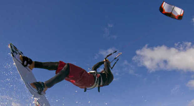 Muore con il kitesurf a Porto Cesareo