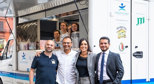 "Cucina Mobile": a Bari arriva un camioncino che distribuisce pasti gratis ai senza dimora