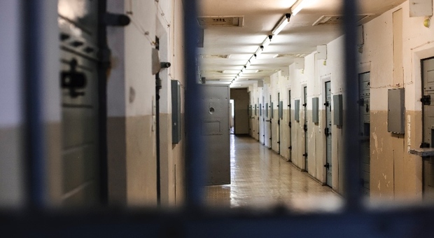 Percosse e violenza sessuale, 19enne in carcere