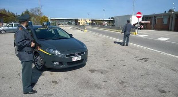 Trieste, tentano di passare il confine con la Slovenia con due evasi in auto