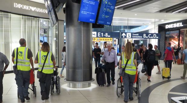 In aeroporto c'è "Care to Fly", il trasporto "porta a porta" per i passeggeri con difficoltà motorie