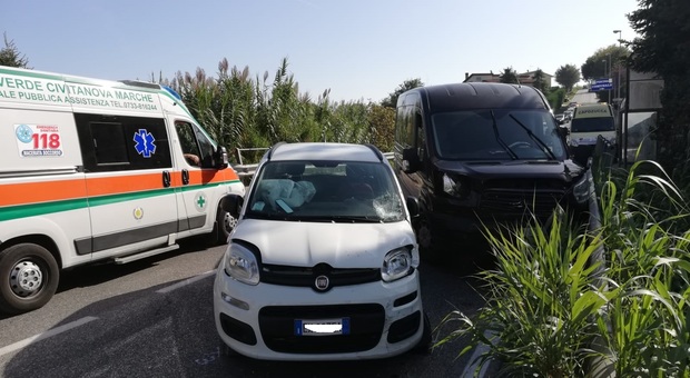 Civitanova, due anziani all'ospedale dopo lo schianto tra auto e furgone