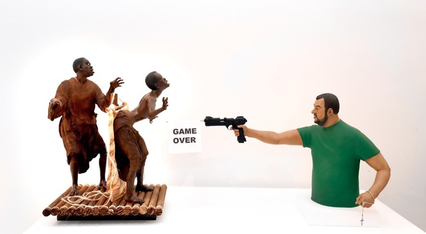 Salvini spara a due immigrati zombie. La scultura choc in mostra a Napoli. L'autore «Come se fosse un gioco della playstation»