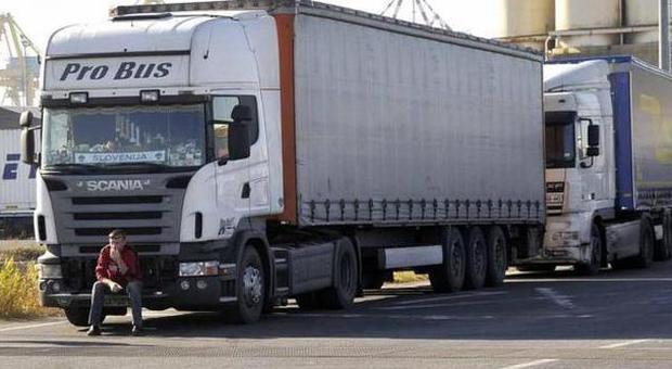 Casilino, camionista preso in ostaggio Bottino di duecento mila euro