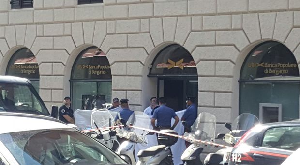 Roma, choc all'Esquilino, uomo trovato morto sul marciapiede: forse un ladro precipitato dal balcone