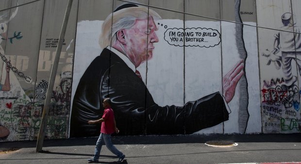 Muro di Betlemme, nuovi graffiti irridono Trump: spunta l'ombra di Banksy