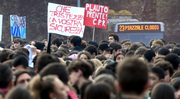 Roma, «Giù la maschera»: studenti in corteo verso il Miur
