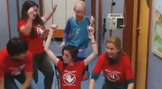 ​Napoli, i giovani malati di cancro ballano sulle note di «Happy»