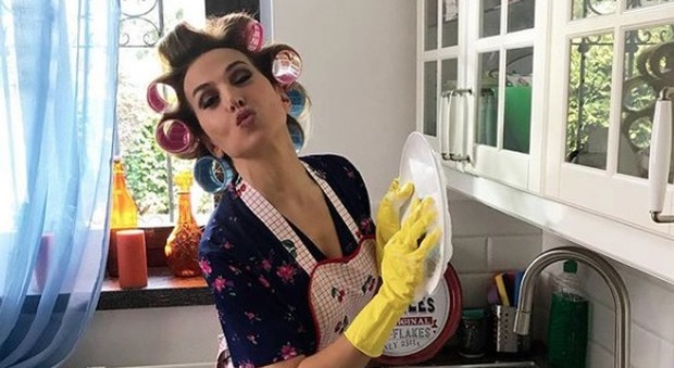 Barbara D'Urso e la foto in versione casalinga, boom di critiche: «Ma come li lavi i piatti?»