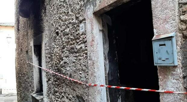Entrano in una casa del centro storico di Ferentino e provano a scaldarsi, si scatena l’incendio: caccia ai responsabili