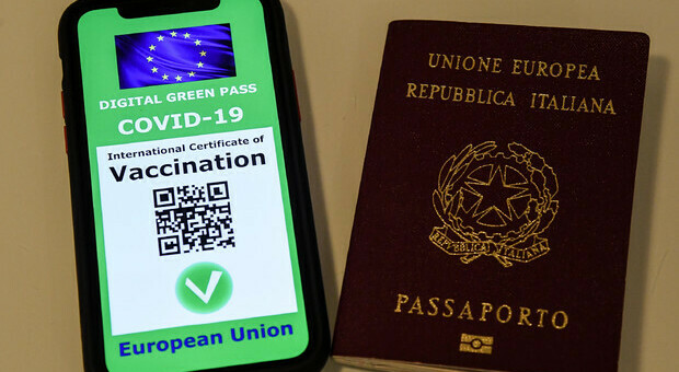 Green pass europeo approvato per viaggi dal 1 luglio: a chi basta una sola dose, bambini e minori. Come funziona