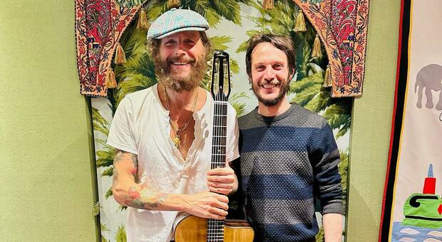 Lorenzo Jovanotti e la sua nuova chitarra Made in Spresiano fatta da Mauro Freschi