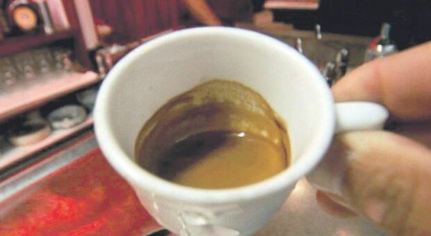 (Foto d'archivio) Al bar "Pecora Nera" il caffè di sera costa 2,50. La colpa? «Dei clienti al tavolo»
