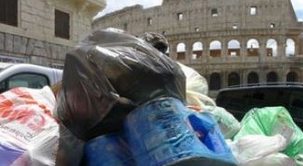 Roma, rifiuti, i sospetti di Grillo: «C'è stato sabotaggio». L'opposizione: «Vada dai pm»